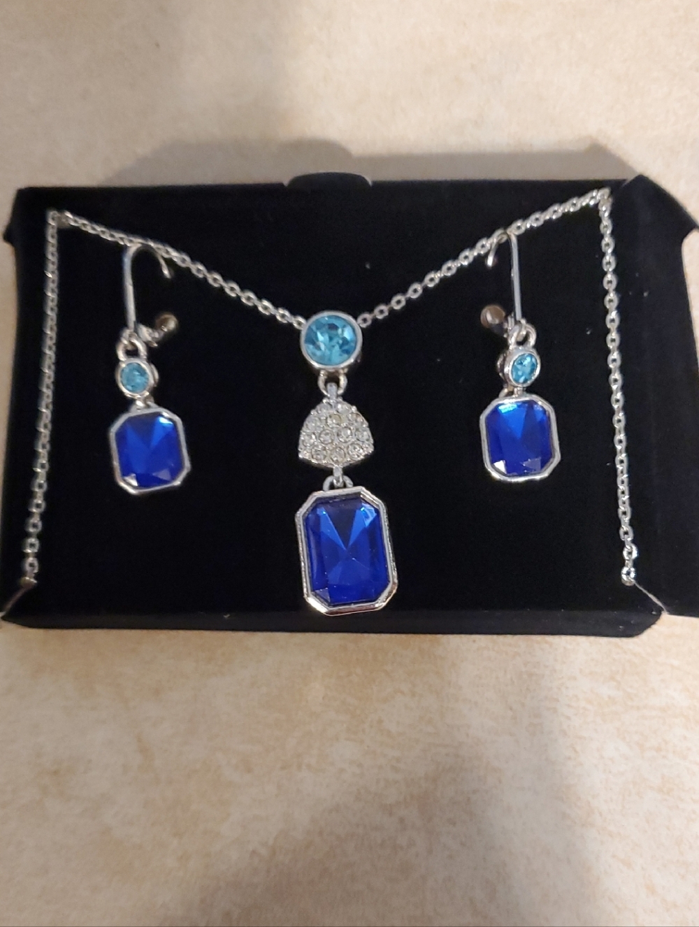 Avon Silver-Tone Cobalt Blue & Aqua Crystal Necklace with Earrings